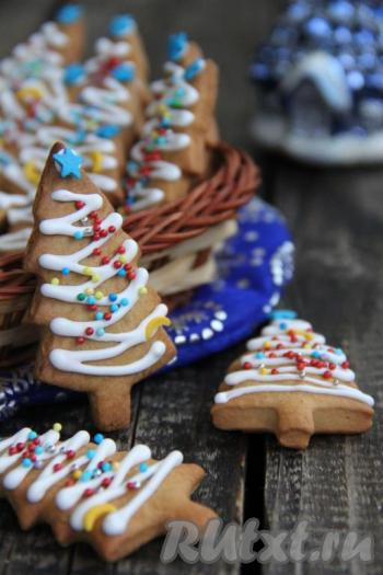 Вот такие красивые и вкусные рождественские пряники, приготовленные в домашних условиях, получились. Хранятся такие пряники довольно долго, я храню их в кастрюле под крышкой в прохладном месте. 
