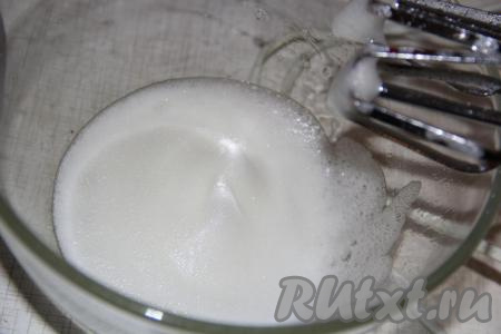 Пряники выложить на противень, застеленный пергаментом. Лучше выпекать пряники на пергаменте, так как на противне, смазанном маслом, пряники поднимаются неравномерно. Духовку хорошо разогреть, поставить в неё противень с пряниками и выпекать минут 15 при температуре 200 градусов (выпечка должна стать равномерно коричневого цвета). Готовые пряники, достав из духовки, хорошо остудить. Приготовить глазурь, для этого охлаждённый белок взбить миксером в пышную пену.