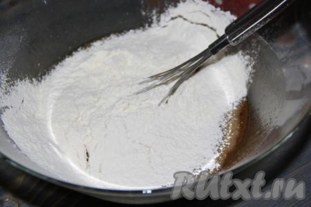 Далее всыпать просеянную муку и соль. Муку всыпать небольшими порциями, постоянно перемешивая венчиком.