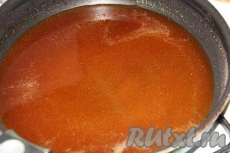 Влить в карамель крутой кипяток. Вливать кипяток нужно аккуратно, чтобы не обжечься, небольшими порциями, карамель будет сильно бурлить. Перемешать карамель до однородности, всыпать вторую половину сахара и довести массу до однородного состояния.