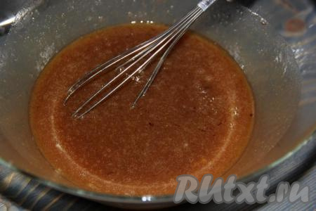 Перелить слегка остывшую карамельную массу в глубокую миску, влить в неё яичную массу и перемешать.&nbsp;