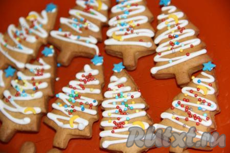 Глазурь переложить в кондитерский мешок с тонкой насадкой и украсить рождественские пряники. Меня часто просят испечь пряники в виде ёлочек - они получаются яркими и красивыми, а ещё ими хорошо украшать новогоднюю выпечку. Когда нанесёте глазурь, сразу посыпьте цветной посыпкой, пока глазурь не засохла. Оставить пряники на несколько часов при комнатной температуре для высыхания глазури.&nbsp;