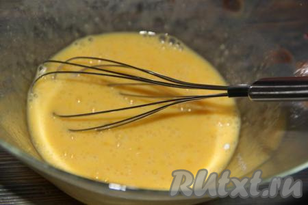 В миске соединить яйца и желтки, взбить венчиком.