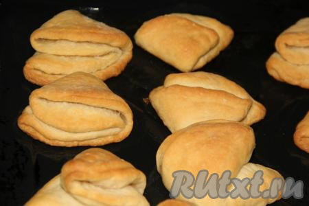 Выпекать булочки в разогретой духовке, примерно, 15 минут  при температуре 200 градусов (до золотистого цвета). После выпечки наши булочки увеличатся в размерах и образуют характерные кармашки, в которые мы и будем вставлять начинку.