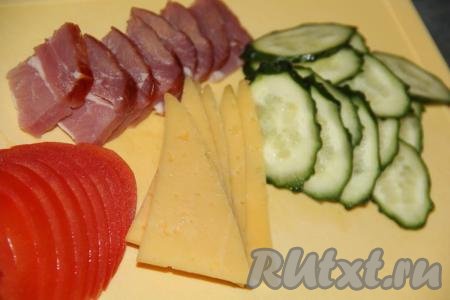 Начинку для бутербродов можно взять по желанию. Я взяла кусочки колбасы, сыра, помидоров и огурцов. 