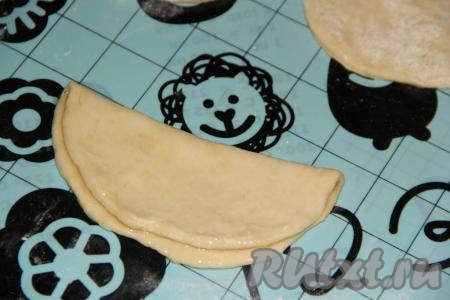 Сложить круг пополам.  Тесто не прижимать.