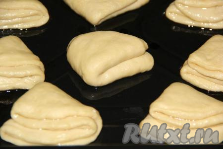 Оставить заготовки булочек для расстойки на 30 минут.