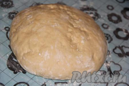 Приготовить тесто, для этого дрожжи развести в&nbsp;50 мл тёплой воды (температура не более 40 градусов)&nbsp;и оставить на 10 минут (дрожжи запенятся). Затем соединить тёплый кефир, дрожжевую смесь, сахар и соль, перемешать, добавить муку и замесить тесто, в конце замеса влить растительное масло. Хорошо вмешать масло в тесто, тесто получится мягким, не липнущим к рукам. Оставить тесто в миске на 1,5 часа в теплом месте. Миску накрыть полотенцем или плёнкой. Готовое тесто выложить на стол, обмять и оставить отдохнуть на 20 минут.