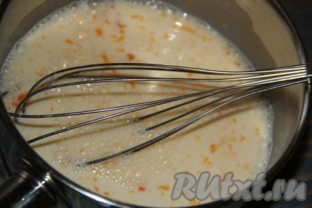 Поставить кастрюлю с кремом на средний огонь и, постоянно перемешивая венчиком, довести до кипения.