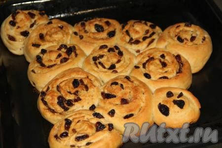 Выпекать пирог в виде ёлочки в разогретой духовке, примерно, 35 минут при температуре 200 градусов (до золотистого цвета). 