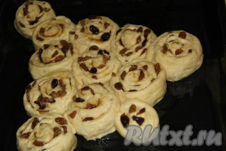 Получившийся рулет нарезать на кусочки толщиной, примерно, 5 см. Противень предварительно смазать маслом и&nbsp;выложить булочки в виде ёлки. Оставить булочки для расстойки минут на 30.