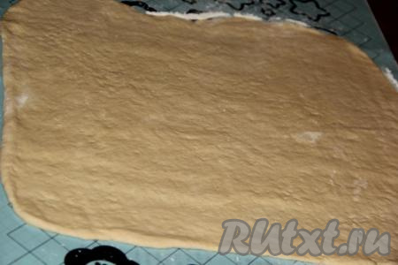На припыленном мукой столе раскатать тесто скалкой в прямоугольный пласт (не тонко).