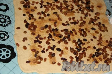 Присыпать изюм сахаром (я взяла тростниковый сахар).