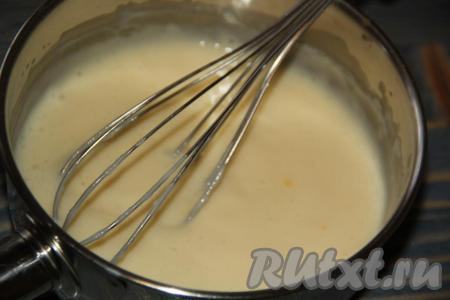 Как только крем загустеет (примерно, через 2-3 минуты с момента закипания), снять его с огня. Заварной крем получится чуть гуще сгущённого молока, дать ему немного остыть.