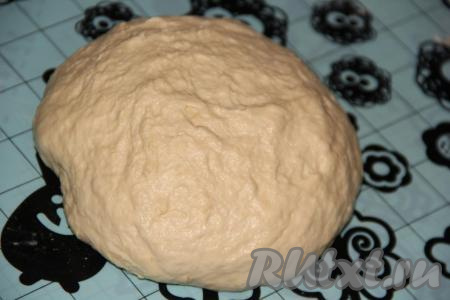 Готовое подошедшее тесто обмять и дать отдохнуть еще 20 минут.