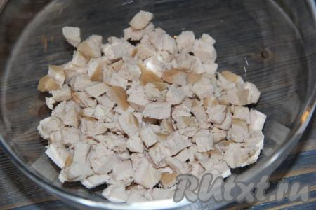 Куриное филе заранее отварить до готовности (в течение 25-30 минут), остудить, а затем нарезать на кубики или порвать на волокна.