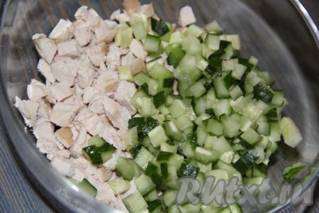 Свежие огурчики вымыть, нарезать на кубики и выложить к нарезанному куриному филе.
