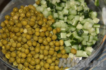 Консервированный зеленый горошек (без жидкости) добавить в салат из курицы и свежего огурца.