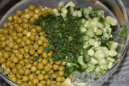 Укроп вымыть, обсушить, затем мелко нарезать и добавить в салат.