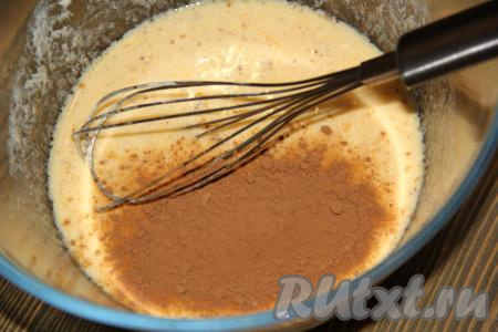 В получившуюся массу всыпать какао.