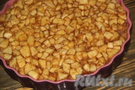 Поверх белого хлеба выложить яблочную начинку и разровнять.