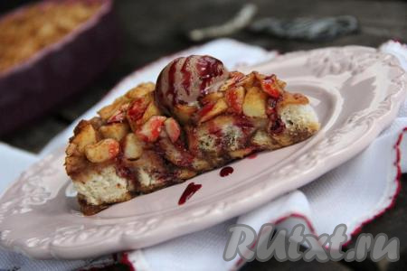 Нежнейшую, необыкновенно вкусную шарлотку, приготовленную&nbsp; из черствого хлеба с яблоками, слегка остудить, нарезать на кусочки и подать к столу (я подала с шариком мороженого). Приготовьте этот десерт и вы снова и снова будете возвращаться к этому рецепту!