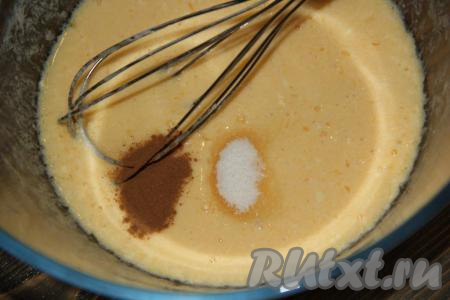 Затем к яичной массе влить молоко, добавить ванильный сахар и половину чайной ложки корицы, перемешать венчиком.