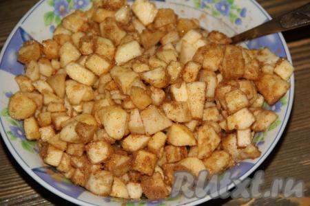 Перемешать яблочную начинку.