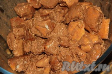 Добавить к кусочкам белого хлеба яично-молочную заливку и перемешать тщательно лопаткой. Все кусочки должны искупаться в заливке. Оставить хлеб на минут 10.