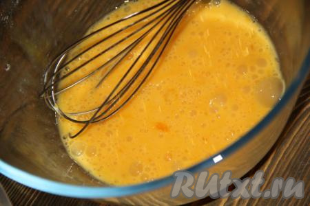Яйца слегка взбить венчиком.