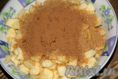 Всыпать к яблокам сахар (я использовала тростниковый сахар) и половину чайной ложки корицы.