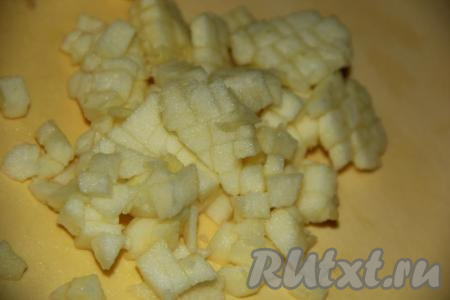 Перемешать творожную массу вилкой и отставить в сторону. Яблочко, очищенное от кожуры и семечек, нарезать на мелкие кубики.