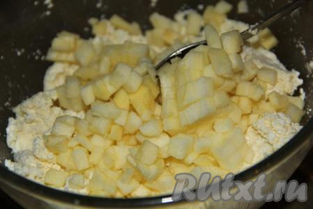Добавить кусочки яблока в творожную массу.