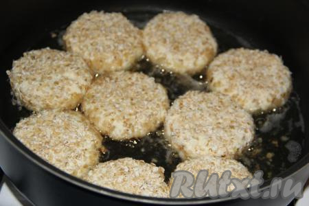 В сковороде разогреть растительное масло, выложить сырники (у меня получилось 9 сырников с яблоками).&nbsp;