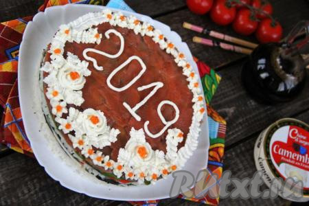 Затем снять бортик и украсить наш торт цветочками из творожного сыра и красной икрой. Вот такой красивый&nbsp; и очень вкусный суши торт получился. Он прекрасно нарезается на ровные кусочки, не забудьте подать соевый соус. Приготовьте суши торт в домашних условиях по этому рецепту и&nbsp; насладитесь его прекрасным вкусом!