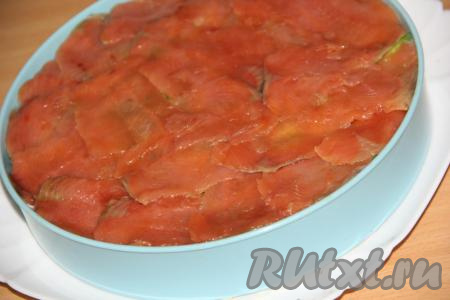 Затем выложить слой красной рыбы. Оставить суши торт для пропитки на пару часов.&nbsp;