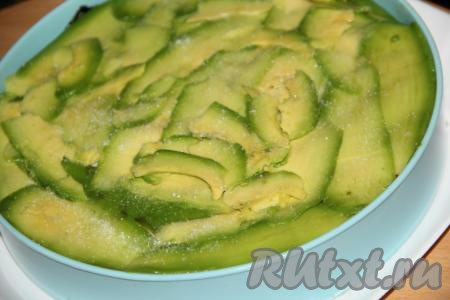 Авокадо очистить, нарезать тонкими слайсами и выложить поверх крабовых палочек.&nbsp;Этот слой можно слегка посолить.