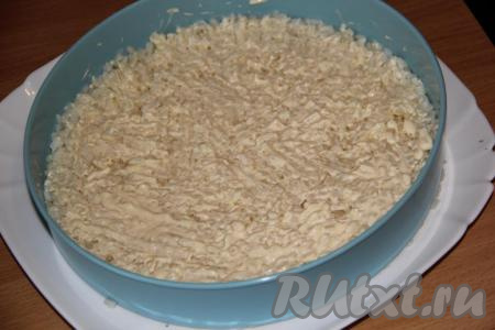 Смазать слой риса майонезом.