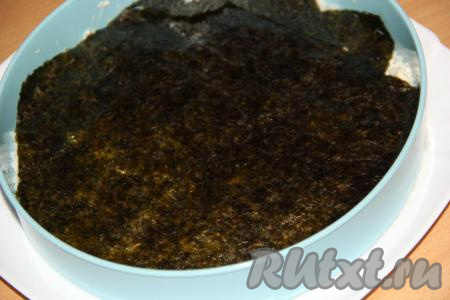 Поверх риса выложить пару листов нори.&nbsp;