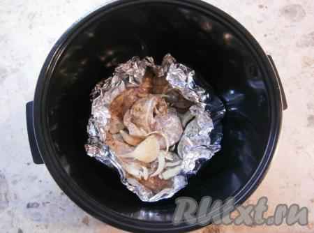 Разместить фольгу с рыбой в чашу мультиварки.
