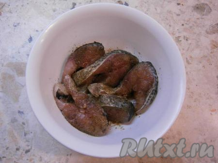 Стейки рыбы вымыть, обсушить, посыпать приправой и сбрызнуть лимонным соком, перемешать.