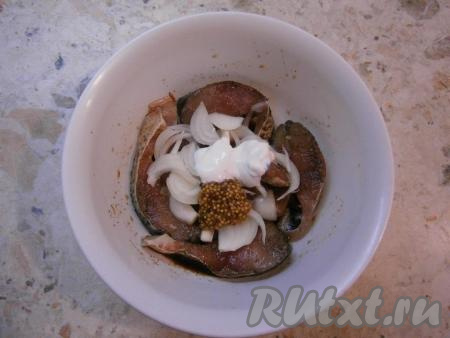 Влить соевый соус, если у вас нет соевого соуса, можете посолить рыбку по вкусу. Добавить очищенный и нарезанный перьями или полукольцами репчатый лук, сметану и французскую горчицу.