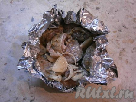 Рыбу перемешать и оставить на 15 минут, после чего переложить ее вместе с луком и соусом в фольгу, сложенную вдвое, формируя формочку. Старайтесь, чтобы фольга была в виде формы с достаточно высокими бортиками, так мы оставим чашу мультиварки чистой.