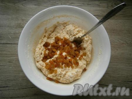 Замесить ложкой густое, но мягкое тесто, в которое добавить изюм, перемешать.