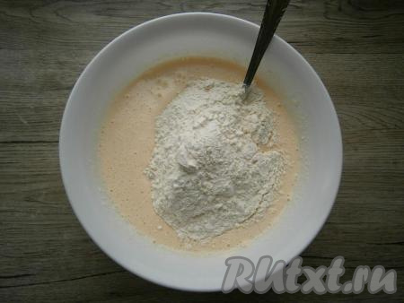 Всыпать муку с разрыхлителем.
