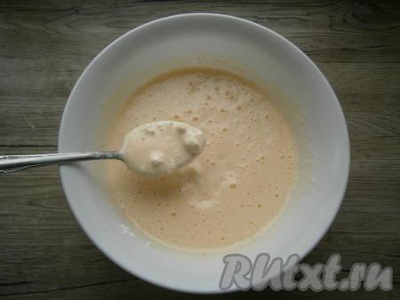 Смешать творог с яичной смесью.