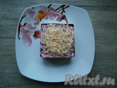 Посыпать натертым на средней или мелкой терке сыром.