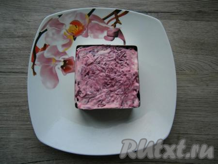 Смазать верхний слой майонезом.