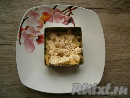 Смазать картофель майонезом, посыпать свежемолотым перцем.