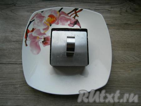 Салат немного утрамбовать ложкой или специальной крышечкой.